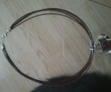 Collier marron, Inconnue
