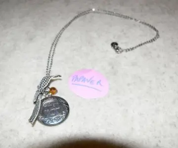 Chaine et pendentif, Cache cache