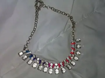 Collier, Asos