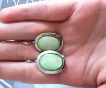 Boucle d'oreille verte ovale, Inconnue
