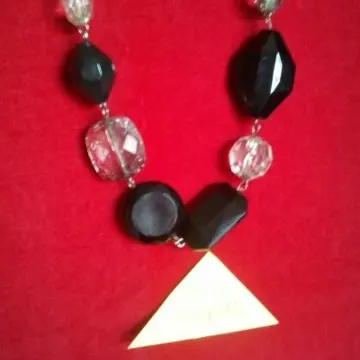 Collier sautoir, Inconnue