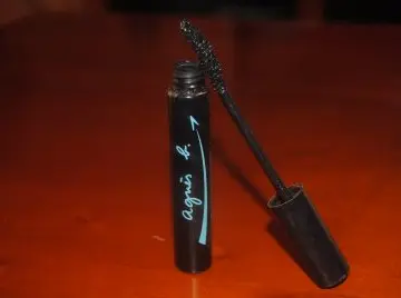 mascara 3D, Agnès b.