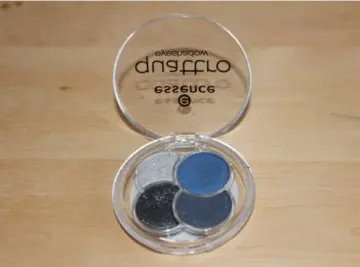 Quattro eyeshadow, Essence