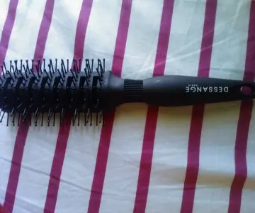 Brosse à cheveux, Dessange