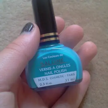 Vernis à ongle bleu clair, Salomé