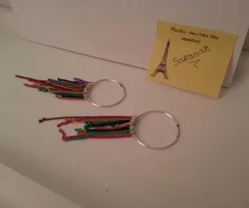 Boucle d'Oreille multicolore, Inconnue