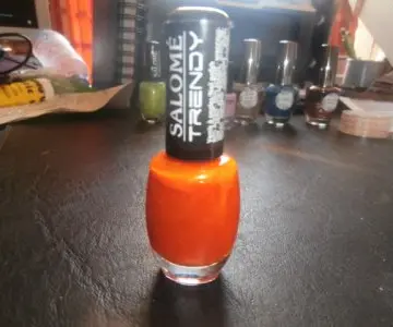 Vernis orange, Salomé