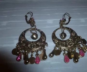 Boucles d'oreilles dorés et roses, Inconnue