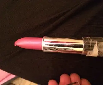 Rouge à lèvre, Inconnue