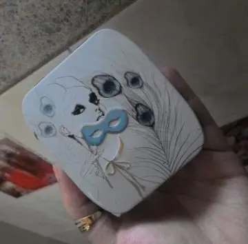 Boite à nana, Vania