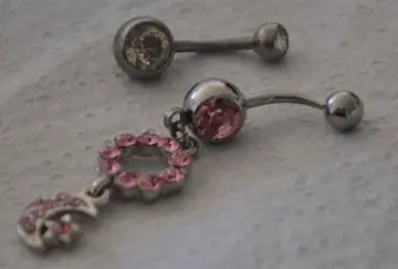 piercing étoile nombril, Inconnue