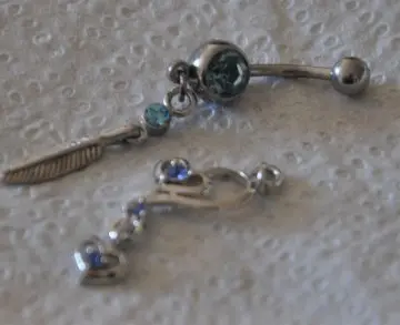 piercing plume bleu + breloque, Inconnue