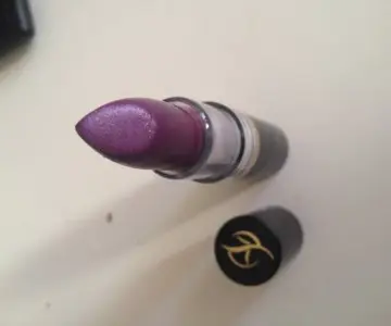 Rouge a levre violet, Inconnue