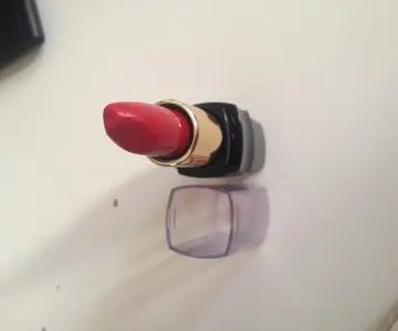 Rouge a levre, Inconnue