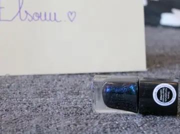 Vernis bleu nuit pailletté, Elf