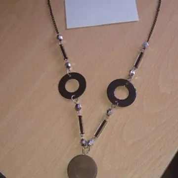 Collier marron, Inconnue