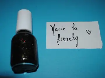 Vernis noir pailletté, Inconnue