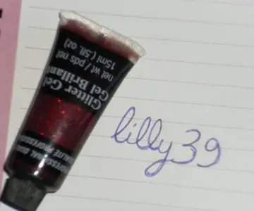 gel pailleté rouge, Inconnue