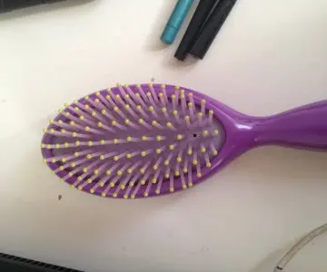 Brosse pour cheveux, Inconnue