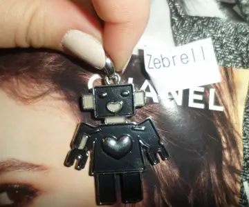 Pendentif robot, Cache cache