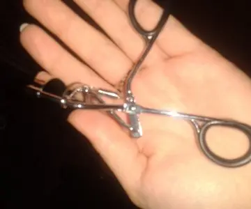 recourbe cils, Inconnue