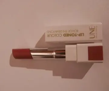 rouge à lèvres en demi tons, UNE Beauty