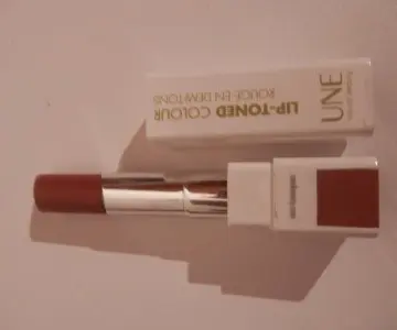 rouge à lèvres en demis tons, UNE Beauty