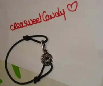 Bracelet clé chance, Inconnue