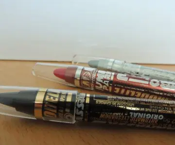 Crayons Yeux Lèvres, Inconnue