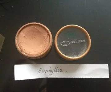 Anti cerne, Couleur Caramel