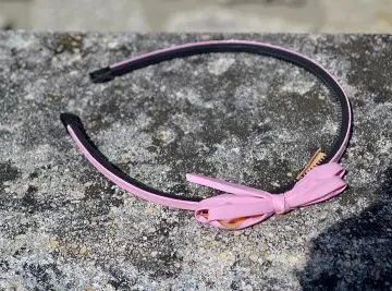 Serre tête Noeud Rose, Inconnue