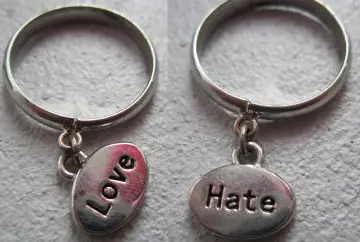 Bague love/hate, Claire's