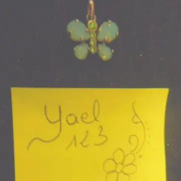 pendentif papillon, Agatha