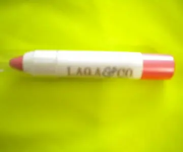 crayon a levre, Laqa & Co