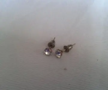 boucles d'oreilles, Inconnue