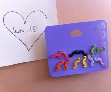 Boucles moustache, Claire's