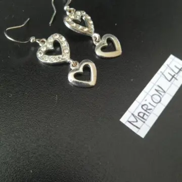 Boucles d'oreilles pendentifs coeurs, Inconnue
