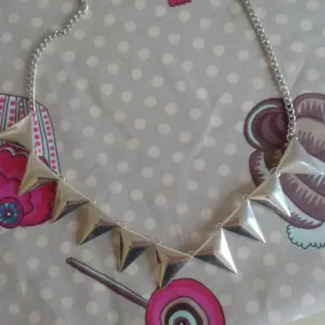 Collier triangle, Inconnue