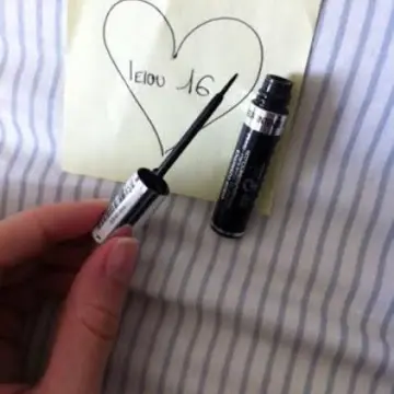 Eye liner noir, Inconnue