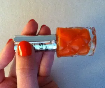 Vernis orange, Inconnue