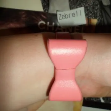 Bracelet noeud, Tape à l'oeil
