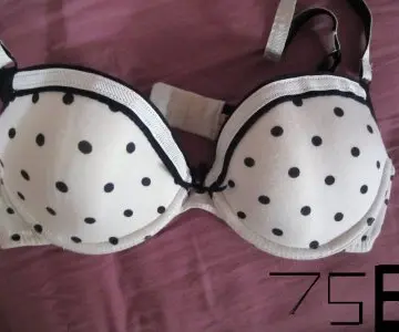 Soutien gorge à pois, La Halle