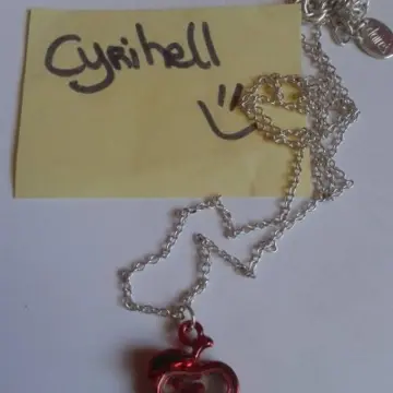 collier pomme rouge, Inconnue