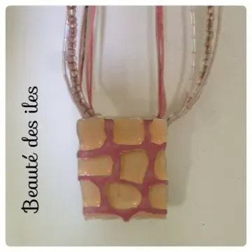 collier fantaisie rose, Inconnue