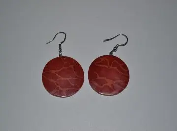 Boucle d'oreille rouge, Inconnue