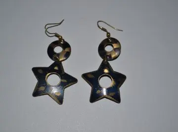 Boucle d'oreille étoile, Inconnue