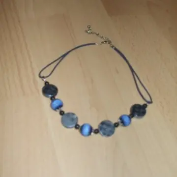 collier bleu, Inconnue