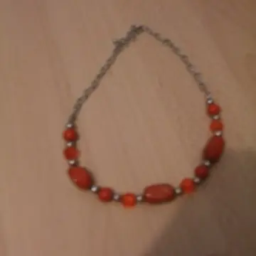 collier rouge, Inconnue