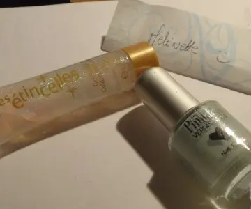 Vernis bleu + paillettes, Pimkie