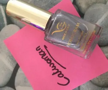 Vernis holographique gris, Vera valenti